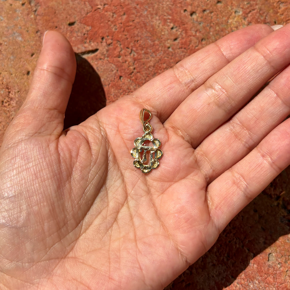 Petals frame 'Hai' pendant