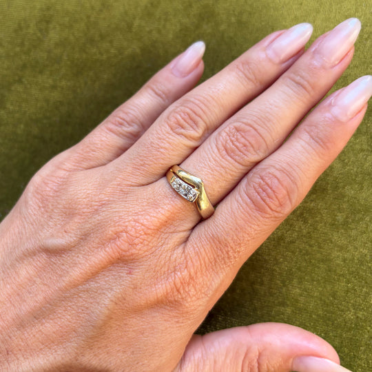 Vintage zirconia V ring