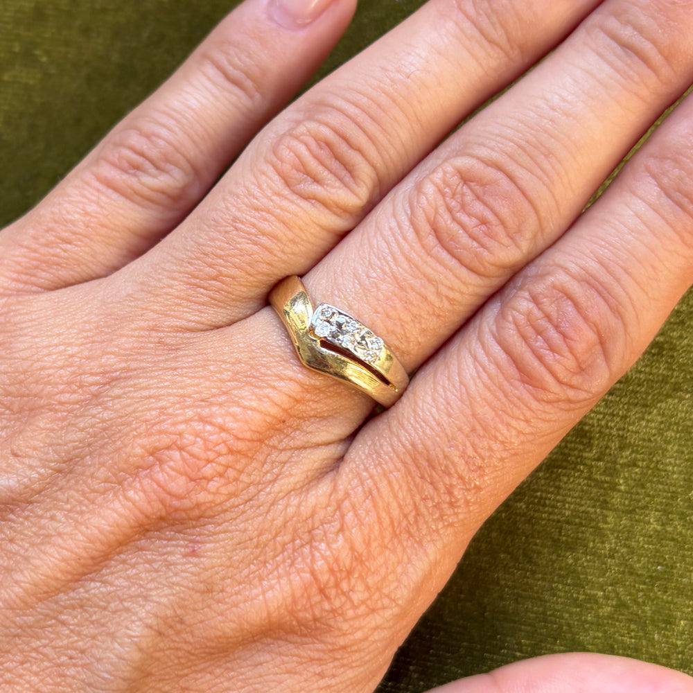 Vintage zirconia V ring