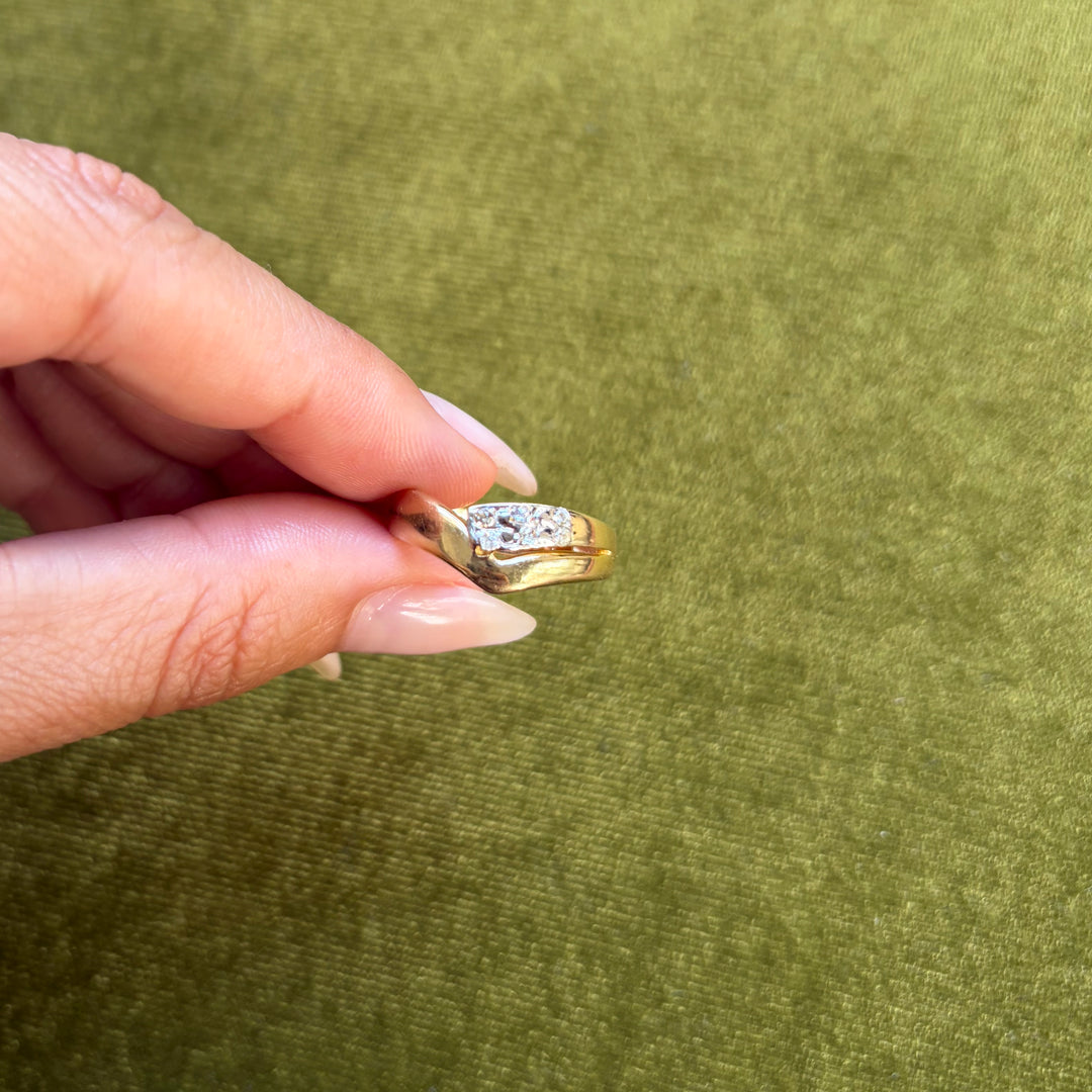 Vintage zirconia V ring