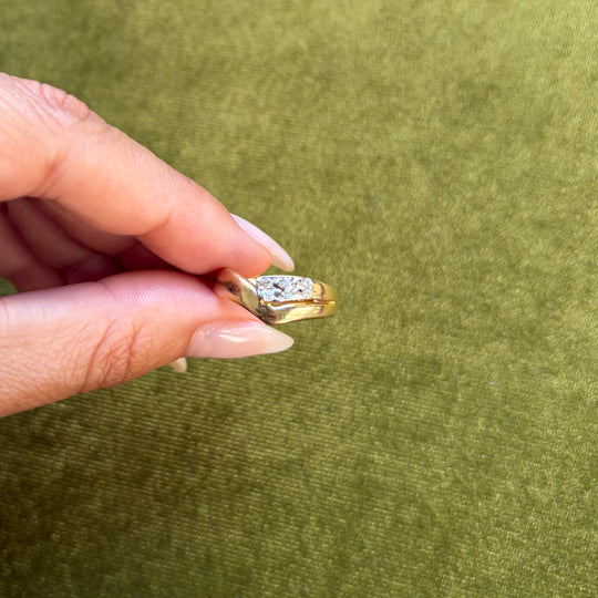 Vintage zirconia V ring