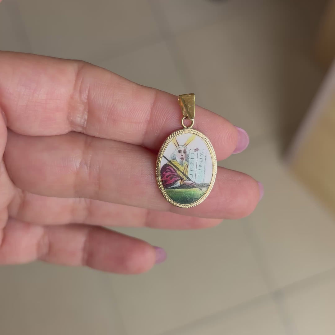 gold pendent 